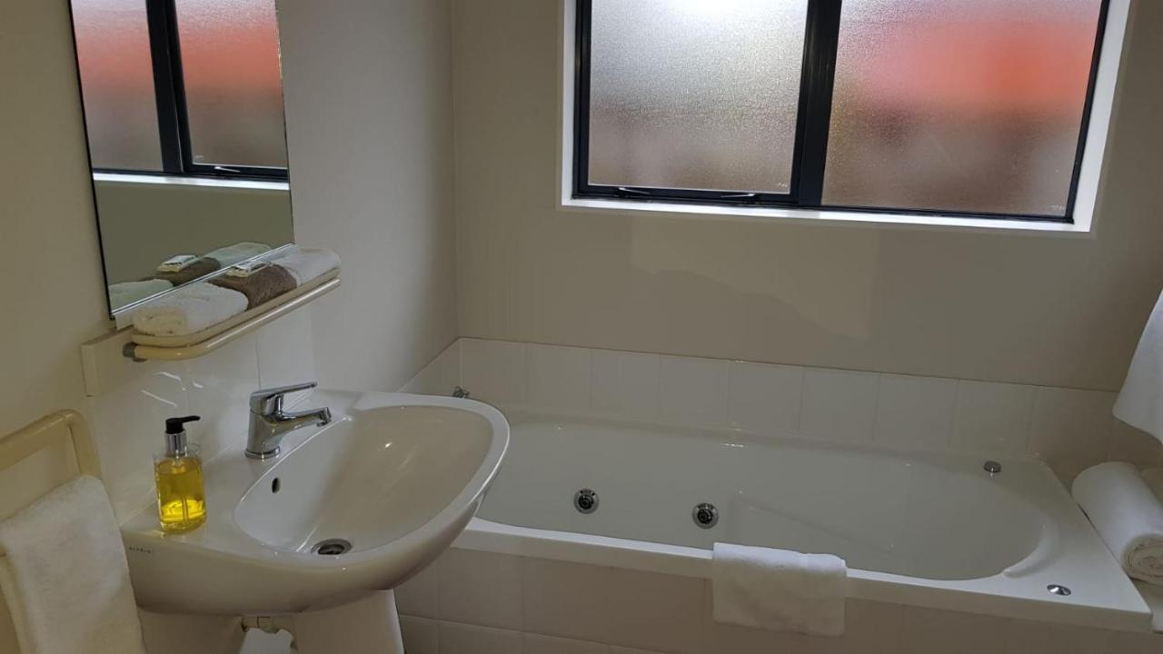 Tudor Lodge Motel 하웨라 외부 사진
